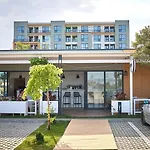 Onix Blue Mamaia Nord Aparthotel 3*